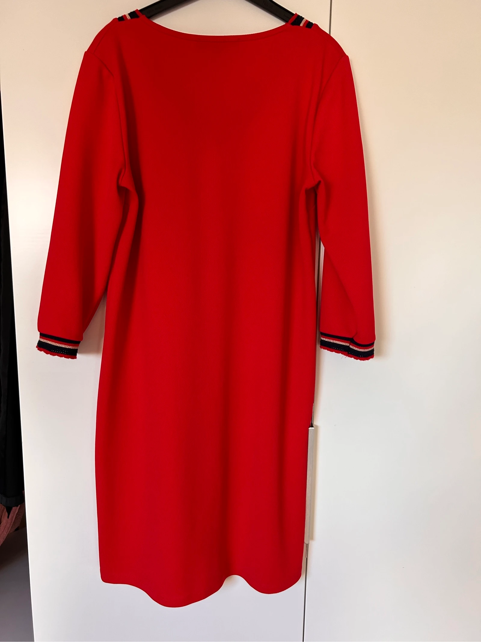 Vestido vermelho com decote em V – photo 4